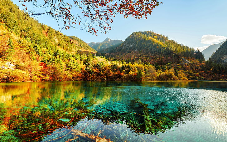 九寨沟秋日群山与湖泊