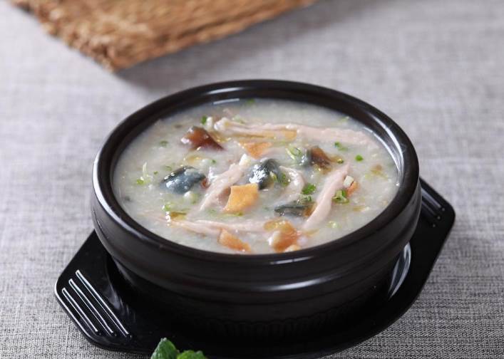 砂锅皮蛋瘦肉粥